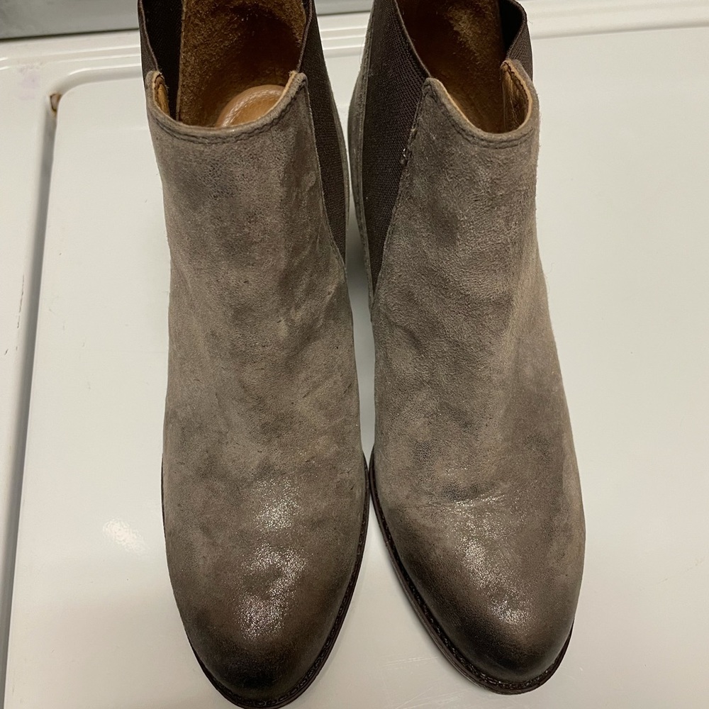 Sofft with slight metallic like new perfect for fall
